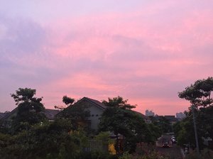 Purple pink morning!It's quite windy this morning and I enjoy the breeze so much 😍Happy hump day, everyone!...#morning #morningsky #instanature #instadaily #picoftheday #bestoftheday #clozetteid