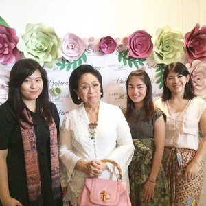 Finally get to meet with Ibu Martha Tilaar in the flesh! She makes it her life mission to promote Indonesia's culture and cosmetics inside and outside Indonesia. What an inspiring woman 😍
#marthatilaar #inspiringwoman #bakera #marthatilaarsalondayspa #beautyevent #beautyblogger #beautybloggerid #clozetteid