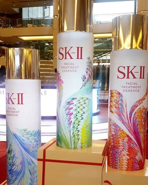 SKII Facial Treatment Essence bottle for this year's gift set is inspired by Suminagashi. Suminagashi in Japanese means floating ink. It's an art to create marbling effect on paper by dropping ink into the water. My favorite is the green one,the colours and the pattern is beautiful! Which one is your favorite? 💚💜💚💜 #SKIIgifts #SKII #clozetteid #clozetteidxskii #changedestiny 
#beautyevent #beautyblogger #beautybloggerid #indonesianbeautyblogger #skincarejunkie #skincareaddict #skincaretalk #bestoftheday #instabeauty #suminagashi #instadaily