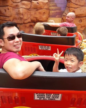 His first rollercoaster ride (a mini one) and he loved it! 😄
#poshplushtravel #australia #goldcoast #movieworld #happy #grateful #instatravel #travelling #traveller #jalanjalan #happy #funday #bestoftheday #picoftheday #clozetteid #lilmunchkin #