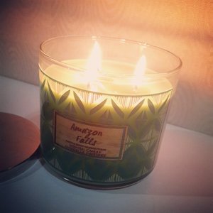 When you need to focus or relax.. a wonderful scent is essential. Got lost in Bath and Body Works sale yesterday and went home with some goodies. Inhale... Exhale... 🌳🌳🍃🍃💦💦
#bathandbodyworks #threewickcandles #scentedcandles #beautyblogger #beautybloggerid #clozetteid #clozette #fdbeauty