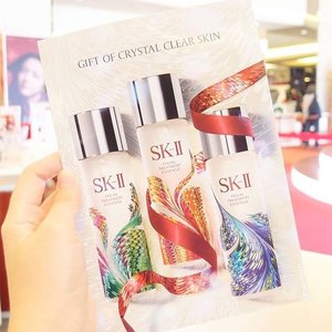 For it's in giving that we receive -St Francis of Asisi-
💚❤💙
SK-II Festive Limited Edition Suminagashi Art is one precious gift for this year end. Read all the fun I had in the blogger party few weeks ago (link in bio). Thank you @clozetteid and @skii_id for the invitation
🎁🎁🎁 #beauty #igbeauty #igmakeup #skincare #skii #changedestiny #skiigifts #suminagashi #flatlay #beautyblogger #indonesianbeautyblogger #beautybloggerid #clozetteco #clozetteid #fdbeauty #bloggerceria