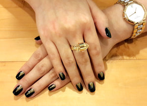 New Year's nails, with the obligatory black and gold! With Essie Licorice and Cirque Helios. Happy New Year everyone!