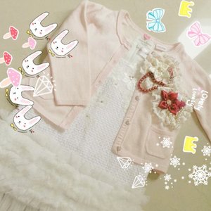 Sewing these lovely brooch from @butikaisyah to my babygirl's cardigan
Dress : Birds&bees ; Cardigan : Zara ; Brooches : @butikaisyah
#babygirl #babyfashion #zarakids #zarakid #birds&bees #clozetteid #clozettedaily #kidsootd #ootd #pinkandwhite #cutebaby #cutefashion