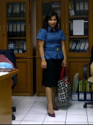 my wednesday office outfit 
top : solemio ; skirt: no brand; bag :kate spade ; watch : Guess mini ; shoes: Charlesand Keith