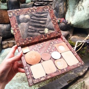 Another DIY project! My DIY #zpalette "Batik Palette" for my complexion palette. I'll make some more for blush and eyeshadows palette soon. But I wonder where I could find magnetic sheet :/ #diypalette #clozette #clozetteid #beauty #makeuppalette #diyzpalette