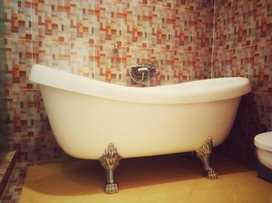 Who is longing for a hot bath on this rainy season 🛀🏿 #Retro #Vintage
•
•
•
•
•
#interior #design #homedecor #interiordesign #interiors #homedesign #decor #homedecor #interiorstyle #interior123 #interiorinspo #interiorideas #homeideas #interiordecorating #interior4all #homeinspo #interiorforyou #interiorinspiration #snapseed #jakarta #uk_oeltahhannan #bathtub #bathroom #bathtime #bathroompic #clozetteid #uploadkompakan #style