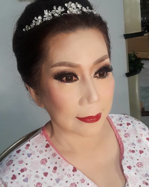 Glam makeup for the mother of the groom 
Makeup by @shelleymuc 
HairDo by @adijecklyn 
#makeup #beauty #shelleymuc #surabaya #makeupartist #mua #shelleymakeupcreation #beforeafter #clozetteID #makeover #muasurabaya #muaindonesia #hairdo #glam #glammakeup #glamourmakeup #makeupartistsurabaya #surabayamakeupartist #motherofgroom