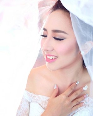 #edwinverowedding 
Makeup by @shelleymuc 
HairDo by @rendynjoo 
Capture by @jlims.photo 
Gown and veil by @ovanputri

#makeup #beauty #shelleymuc #surabaya #makeupartist #mua #shelleymakeupcreation #beforeafter #clozetteID #makeover #muasurabaya #muaindonesia #hairdo #soft #softmakeup #beautifulgirl #wedding #weddingmakeup #bridal #bridalmakeup #bride #samarindawedding #glammakeup #glamourmakeup #makeupartistsurabaya #surabayamakeupartist #makeupsamarinda