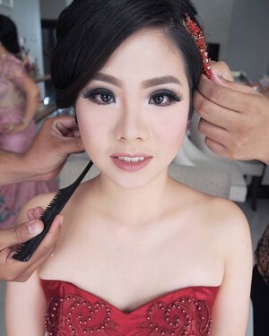 Engagement Makeup for @selviego

Makeup by @shelleymuc 
HairDo by @nandazaenal + @hairdobydio 
#makeup #beauty #shelleymuc #surabaya #makeupartist #mua #shelleymakeupcreation #beforeafter #clozetteID #makeover #muasurabaya #muaindonesia #hairdo #soft #softmakeup #beautifulgirl #softsmokey #glammakeup #glamourmakeup #makeupartistsurabaya #surabayamakeupartist #correctivemakeup