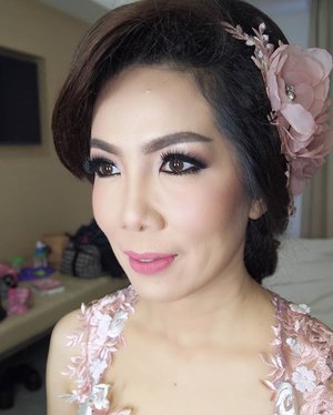 Makeup and HairDo for Ce Nita from Lombok 
Makeup and HairDo by @shelleymuc 
Gown and accesories by @wisteriabeautydesign @anny_the

#makeup #beauty #shelleymuc #surabaya #makeupartist #mua #shelleymakeupcreation #beforeafter #clozetteID #makeover #muasurabaya #muaindonesia #hairdo #soft #softmakeup #beautifulgirl #softsmokey #glammakeup #glamourmakeup #makeupartistsurabaya #surabayamakeupartist