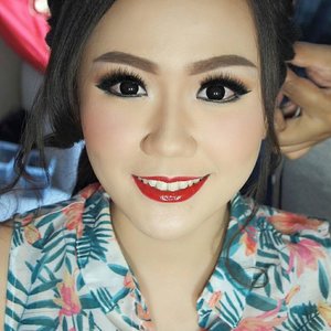 Makeup for @margaretevelynpurnomo 
Makeup by @shelleymuc 
HairDo by @nandazaenal (on progress) 
#makeup #beauty #shelleymuc #surabaya #makeupartist #mua #shelleymakeupcreation #beforeafter #clozetteID #makeover #muasurabaya #muaindonesia #hairdo #soft #softmakeup #beautifulgirl #softsmokey #glammakeup #glamourmakeup #makeupartistsurabaya #surabayamakeupartist #airbrushmakeup #airbrushmakeupsurabaya #tingfen #engagement #engagementmakeup #andremargaret