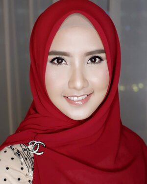 TitaTanpa cukur alis dan tanpa bulu mata (by request)Makeup by @shelleymuc @shelleyssebastianHijab do by @arindafanani#makeup #beauty #shelleymuc #surabaya #makeupartist #mua #shelleymakeupcreation #beforeafter #clozetteID #makeover #muasurabaya #muaindonesia #soft #softmakeup #beautifulgirl #softsmokey #glammakeup #glamourmakeup #makeupartistsurabaya #surabayamakeupartist #correctivemakeup