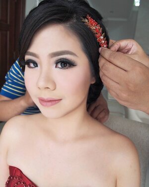 Engagement Makeup for @selviego

Makeup by @shelleymuc 
HairDo by @nandazaenal + @hairdobydio 
#makeup #beauty #shelleymuc #surabaya #makeupartist #mua #shelleymakeupcreation #beforeafter #clozetteID #makeover #muasurabaya #muaindonesia #hairdo #soft #softmakeup #beautifulgirl #softsmokey #glammakeup #glamourmakeup #makeupartistsurabaya #surabayamakeupartist #correctivemakeup
