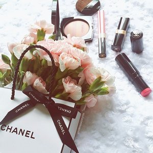Happy Saturday!!!
#becauseimaddicted
#chaneladdict #chanelbeauty #chanel
#fdbeauty #yourbeautyrules #clozetteid #clozette
#makeupaddict #makeupmadness
#fleur #flowerstagram
#achanelshot #cccertified