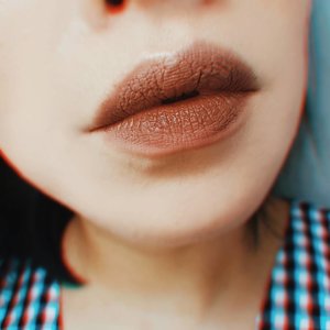 c h o c o
▪
NYX Liquid Suede Sandstorm on the whole lips (I smudged the edges using finger) and NYX Soft Matte Lip Cream Dubai on the center of the lips.
•
•
•
•
•
•
•
•
•
•
#clozetteid #motd #lotd #makeupjunkie #makeupaddict #makeuplover #momblogger #momblog #wakeupandmakeup #ilovemakeup #indobeautygram #indonesianbeautyblogger #beautybloggerindonesia #beautyblogger #makeuplook #mommyblogger #makeuptalk #powerofmakeup #ビューティー #春メイク #화장품 #메이크업 #コスメ #メイク動画 #アイメイク #プチプラ #메이크업 #인스타뷰티 #fotd #ivgbeauty #beautybloggerid