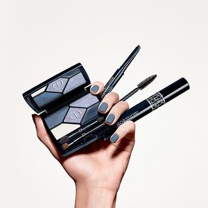 Discover the new Diorshow mascara for spectacular catwalk eyelook. Source : dior official instagram