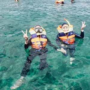 Was-was parah sebelum snorkeling, apalagi pas liat ombaknya lagi lumayan gede dan w sendiri gabisa berenang. Tapi setelah teriak2 dan drama selama beberapa menit, abis dikasih tau caranya stay di air, lama-lama bisa juga dan jadi keterusan, hehe. 🐡🏊 #ClozetteID #Belitung