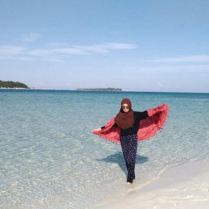 Mandatory photo with the beautiful #PulauPasir #Belitung scenery. Walaupun panasnya setengah mateng, tapi cantik banget 🌴🌅 📷 @imusyrifah#ClozetteID