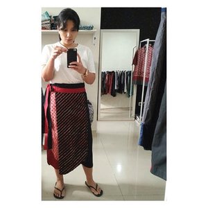 I love this sarungpants from @tayadabatik 😍 #supportlocal #localbrand  #estyle #style #look #lookoftheday #outfit #outfitoftheday #fashionoftheday #instalook #instafashion #clozettedaily #clozetteid #fashion #ootd #femaledaily
