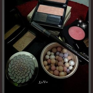 Daily essentials #makeup #burberry #lightglow #tangerine #chanel #poudrelumierenacree #nacree #highlighter #JCblush #roseinitiale #guerlain #teintbeige #meteorites #shuuemuraH9 #sealbrown