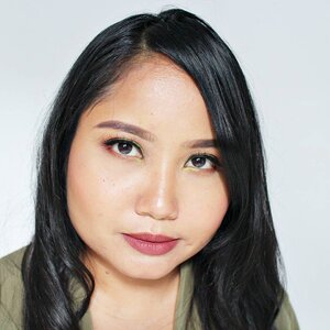 Mau #review satu lagi produk bulu mata dari @biellelash, kali ini seri Abigail..Soal kenyamanan, kemasan, dan keawetan mah saya puas ya 👌. Harga juga sangat terjangkau. Pernah saya bahas pas review Dietra jadi nggak saya ulang..Nah Abigail ini modelnya wispies dengan bulu yang nggak begitu tebal, tapi rada keriting genit di ujung dan makin ke luar makin panjang. Sangat natural buat sehari-hari. Abigail ini adalah tipe bulu mata yg saya stok banyak2, soale in real life, pas ada acara spesial, saya nyamannya pakai bulu model begini. Kalau kamu tipikal yg pake bulu mata buat sehari2, Abigail menurut saya pas banget deh. Lentik dan nggak lebay..Karena Abigail modelnya juga nggak lebay, jadi kali ini saya mencoba bikin look yg natural..(( NATURAL ))(( Natural kok esedonya ijo ))Bhay!.#clozetteid #RacunWarnaWarni #eotd #fotd #motd #makeupjunkie #makeupaddict.💄 dan alis: RAHASIA