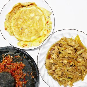 #DikArumMasak
- Oseng labu siam ayam
- telur dadar pedas
- sambal terasi matang
.
#clozetteid #enaena #masakanrumahan #indonesianfood #cooking #cookedbyme #madebyme