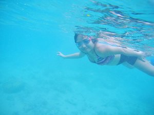 Saya kemaren sempet ngomong kalau air laut di kepulauan Seribu nggak sejernih di GiliT dan Banyuwangi. Tapi penjelasan dari @ignatius_dani, kita berenang dan #snorkeling pas kondisi mendung. Jadi sinar mataharinya nggak banyak, otomatis jarak pandang lebih terbatas.
.
Key lah! Jadi kalau nyebur ke laut memang paling asik pas cuaca super cerah dan panas.
.
#bpro #swimming #sea #seaswim #clozetteid #ootd #swimwear #indonesia #seribuisland #dikarumpiknik
.
📷 @ignatius_dani