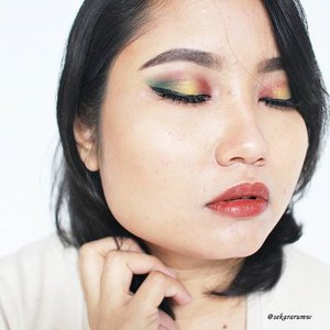 Traffic Light #makeup inspiration 😂😂
.
@fanbocosmetics eyebrow pencil & #lipstick no. 07. @sariayu_mt 25th eyeshadow #palette. @inezcosmetics liquid eyeliner. @ratubulumata #lashes.
.
#clozetteid #motd #fotd #eotd #eyemakeup #selfie #beauty  #bangjopengkolanmakeupinspiration