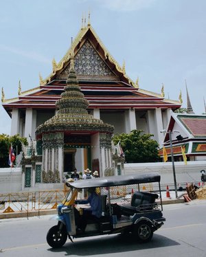 Wisata yg ingin saya lakukan ketika pertama kali ke bangkok adalah berkeliling kuil yg ada di sana..Salah satunya Wat Pho atau Wat phra Cetuphon, sebuah kuil Buddha terbesar dan tertua yg ada di Bangkok, Thailand..Sebuah kuil yang luas banget! Tapi menyenangkan buat dikelilingi.Foto ini adalah foto ketika saya ke sana di tahun 2016..Hmm..kesini lagi kapan yak? ðŸ¤”....#Throwback #Lingtrip #Bangkok#Thailand #Agirlwhotravel #travelgram #ClozetteID