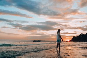 Sore ini ingin rasanya kembali bermain pasir dan berbasah-basahan sambil menikmati sunset.⁣⁣Rasanya rindu sekali dengan pantai dan udara bersihnya.⁣⁣Kalau kata teh @nitasellya "Ke Bali yuk!"⁣⁣Ada let's go?⁣⁣#Sunset #Fujigenic #ClozetteID #LindaleenkOOTD