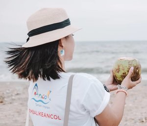 Tim pemuja es kelapa muda dan angin sepoi-sepoi pinggir laut. 🏝️⁣
⁣
Btw aku habis #updateblog tentang jalan-jalan ke Ancol loh!⁣
⁣
#Travelgram #Blogger #Ancol⁣
#ExploreJakarta⁣
#Summer⁣
#ClozetteID