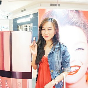 From yesterday's event Me trying the new #bourjoisaqualaque no.01 #appechissant (pink coral)It's lightweight, shiny but not.stickySuitable for your everyday freshlookThanks to @bourjois_id#makeup #makeuplover #makeupjunkie #beauty #beautyblogger #beautybloggerindonesia #indonesiabeautyblogger #bourjois #lipgloss #lipstick #lipsticklover#lipsjunkie #clozetteid #clozette #clozettebeauty #igbeauty #potd #ootd #fotd #outfit #lookoftheday