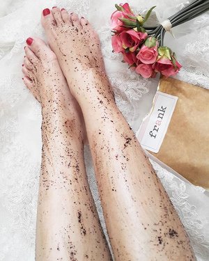 Morniiing... dari kemarin post yang hitam hitam 😀

Do you like to scrub your body with coffee? Well this one is my fav!

Dulu banget waktu pertama lihat produk apa si ni? Kok kemasannya begini? Bagus ga ya? Kok banyak yang suka ya? 
So what's this?
This is the very well-known roasted and ground robusta coffee scrub from FRANK BODY Melbourne AUSTRALIA 
It also contains brown sugar, sea salt and almond oil to help you to get softer and smoother skin.

This scrub is best! It leaves my skin soft and smooth and moist too..nagih pokoknya nagiiiih...beneran enak banget...apalagi buat coffee-lover 😁 bye bye dry skin!

Got this from @benscrub

#beautyisours #bodyscrub #muiskincare #skincare #frankbodyscrub #coffeescrub #pampering #metime #smoothskin #beauty #beautyblog #bblog #beautybloggerindonesia
#indonesiabeautyblogger
#bblogger #clozetteid #clozette #instabeauty #potd #picoftheday #like #like4like #blogger #bloggerlife
