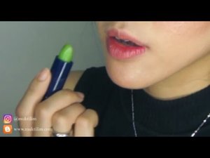 Selama ini penasaran sama lipstick dari Fran Wilson Moodmatcher Lipstick.
Finally I tried the "Green" and "Black"

Dont worry gurls, this lipstick will change into a beautiful color lho...
The green one will change into  warm red color whilst the black one will change into red-violet.

Just wait around 2 minutes for your Moodmatcher lipstick to reach its "peak" color

Its staying power is also amazing, it can stay on your lips for 12hours

And it's waterproof and kissproof!
And bit difficult to remove with micellar water, you should use cleansing oil or oil-based lips remover

Ps: disini aku sekalian tes bikin fake freckles makanya mukanya banyak darkspotnya 😂😂😂
.
.
.
.
.
.
.

#fotd #makeup #potd #lipsoftheday
#wakeupandmakeup #lipswatches #beautyblogger 
#beautybloggerindonesia #lipswatch #undiscovered_muas #indobeautygram #motd #motdindo #clozetter #beautygram  #clozette #swatches  #makeuplover  #like4like #clozetteid  #lipswatcher #bblog #fdbeauty 
#beautybloggerid #dressyourface #muktilimlipswatch #lipstick #bblogger #vlogger #youtuber