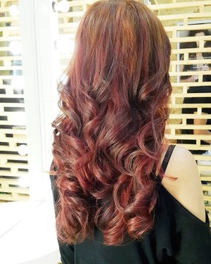 New hair ehem.. "balayage"... Apa itu balayage?
Balayage (french : bah-le-yahz) adalah teknik ‘menyapukan’ atau melukis highlight pada bagian-bagian rambut yang biasa memantulkan cahaya. Sehingga akan memberikan highlight yg lebih natural... #hair #hairstyle #balayage #softbalayage #balayagehair #hairstylist #rambut #softombre #redhair #hairsalon #beautyblogger #bblog #bblogger #indonesiabeautyblogger
#ibb #beautybloggerindonesia #hotd #clozetteid #clozettebeauty #blogger #vlogger #indonesiabeautyvlogger 
#like #likeforlike #like4like