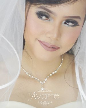 Bridal makeup and hairdo by yours truly

Have a goooood lunch fellas!! .
.
.
.
.
.
.
.
.
#powerofmakeup
#fotd #makeup #potd #eotd 
#wakeupandmakeup #mua #wedding #smokylook #undiscovered_muas
#bridal #indobeautygram #motd #motdindo #clozetter #beautygram  #clozette #maryammaquillage  #makeuplover  #beautyjunkie #clozetteid  #vegas_nay #bblog #fdbeauty 
#beautybloggerid #dressyourface  #like4like #like #muabekasi #bride