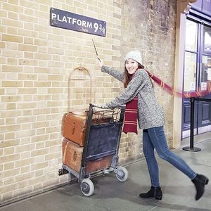 Well yeah i'm Gryffindor,gonna catch Hogwarts Express,  off to HogwartsHola haaan @hanny.only  wkkwkkwk nemu niiih 😂 .......#ootd #autumnlook #falloutlook #fashion #fashiondiaries #fashionblog #outlookoftheday #outlook #fashionoftheday #muktilimtravelling #jalanjalan #travelling #travelblog #travelblogger #bloggerperempuan #beautyblogger #clozetteid #clozetter #clozette  #femaledaily #outfitoftheday #fallfashion  #like #likeforlike #like4like #potd #instadaily #harrypotter