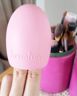 Let's clean the brushes!
I always brush my clients with clean brushes because i always keep my brushes clean.
This brushegg helps me so much!

#brushegg #makeuptools #makeup #brush #cleanbrush #washbrush #beauty #beautyblogger #indonesiabeautyblogger #beautybloggerindonesia #ibb #bblogger #bblog #clozette #clozetteid #clozettebeauty