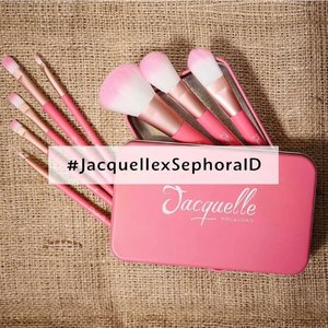 Last midnight post about this brush from @jacquelle_official .. Why i want this brush?? because its so pretty.. ive using many product from jaquelle and they never fail me so i know this brush will do too.. cannot find my best brush until now and i hope this brush from jaquelle can fulfill my need.. .. for u who want to buy this, just go to @sephoraidn or if u lucky enough just follow their #jaquellrxsephoraid giveaway to win this cute brush set.. i know its hard to not to entering this amazing giveaway .. hope i can win .. .
.
#starclozetter#beautyblogger#bloggerindo#youtubers#youtubersindonesia#indobeautyblogger#indobeautyvlogger#indobeautygram#beautynesiamember#beauty#clozetteid#beautyinfluencer#뷰티#뷰티스타그램#유투브#블로그#블로거#스타일#좋아요#예뻐#메익업#섹카#셀카그램#셀피#셀피그램