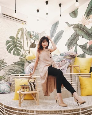 Morning guys, chillin in this summery cafe with my turtle neck vest and bucket bag from @berrybenka .. .
Slide to see Oct Box Edition.. .
Place @kopimelali .
.
#meandberrybenka #berrybenkaid #berrybenkalabel @berrybenkalabel #bproject #ootd #ootdindonesia #outfitsideas #chillin #coffeetime #ootdindo