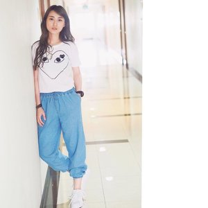 Watch out, i can be boyish too.. .
.
Complete the boyish look with Elena Joger Jeans from @noonakusignature ..