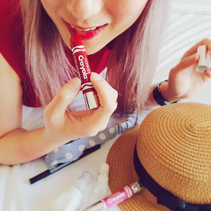 Im using Chubby Crayola Lip in Red Bricks by @cliniqueindonesia .. Salah satu warna yang intens dari koleksi Chubby Crayola.. Love the bright moist red color 💋💋💋 Kalian bisa langsung datang ke store Clinique terdekat untuk mencobanya.. .
.
.
.
#beautynesiamember #clozetteid #beautyblogger #fblogger #blogger #beauty #l4l #bblogger #styleblogger #ulzzang #fashionpeople #vscocam #beautyinfluencer #beautyenthusiast #youtuberindonesian #indonesianfemaleblogger #beautychannelid #ootd #makeupjunkie #블로거 #스트릿스타일 #샐가 #샐피 #패션모델 #뷰티 #bloggerceriaid #clinique #chubbycrayola