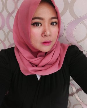 Sedang tergila-gila dengan kamu.. eh, maap,..dengan highlighter ding..😂😂😂. 😍😍 #makeup #makeupaddict #makeupjunkie #makeupobsessed #makeupporn #makeupcollection #instamakep #dailymakeup #makeuporganization #blogger #beautyblogger #indonesianbeautyblogger #beauty #instabeauty #blush #fdbeauty #highlighter #bronzer #lipstick #lipstickaddict #lotd #lipstickcollection #motd #makeupoftheday #fotd #makeuplook #makeuplover #makeupmafia #ilovemakeup #clozetteid