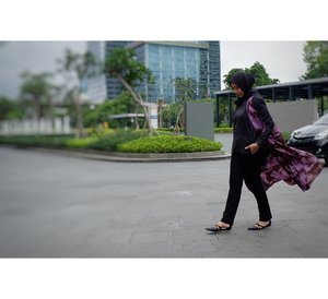 When the dress code is black with a touch of dark purple. _#ootdHijab: @hijabprincess Top: @kamiidea Pants: @jenaharaofficial #pawakatrousersOuter: @dianpelangicom from @hijup _#hijuphappycustomer #hijupstyle #rachanlie #lifestyleblogger #clozetteid