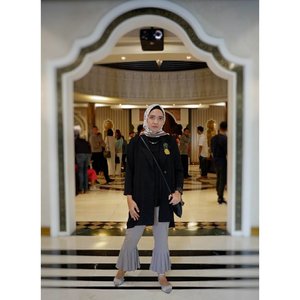 #OOTD for today's @suqmaid launch.Hijab and pants by @suqmaid #iwearsuqma _If you want to see other side of @jenaharanasution , go check @suqmaid 's website. It's a different side of Jehan for sure. But don't worry, it's still clean, simple and edgy. _Thank you Jenahara for having me. _#rachanlie #lifestyleblogger #clozetteid