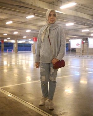 Simple outfit for today. 😊
_
#OOTD
Hijab: @inforiamiranda #riamirandastyle #riamirandaseashore 
Top: @ra_info #restuanggraini
Jeans: @cottonink #youxcottonink 
Shoes: #adidasneo
Bag: punya Nchie. 😁

_
#rachanlie #clozetteID #bloggerbabesID #Lifestyleblogger