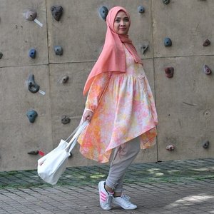 Today's #OOTD 
Hijab: @rashawl 
Tops: @dianpelangicom @dianpelangi 
Pants: @nrh.fornabilia 
Shoes: @adidasindonesia 
Bag: @malaikabags

#ClozetteID #BloggerBabesID