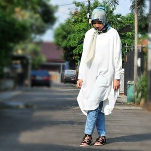 Today's #ootd.Hijab: @dianpelangi #codiversityTop: Banyu #cottoninkxdianpelangi Pants: Patched Ashton @cottoninkSandals: Black Camily #cottonink. .#youxcottonink#cottonink#clozetteID #BloggerBabesID