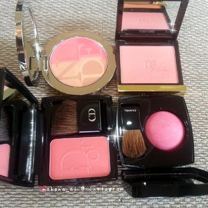 DiorSkin Nude Tan Paradise Duo 002 Coral Glow, DiorBlush 676 Coral Cruisr, 
Tom Ford Cheek Color 02 Frantic Pink, Chanel 67 Rose Tourbillon